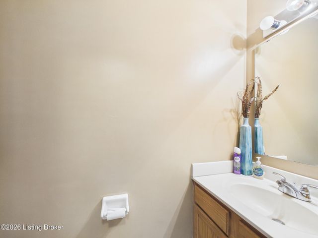 4520 Fallen Apple Ln, Louisville, KY 40218