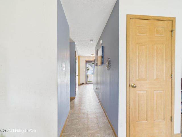 4520 Fallen Apple Ln, Louisville, KY 40218