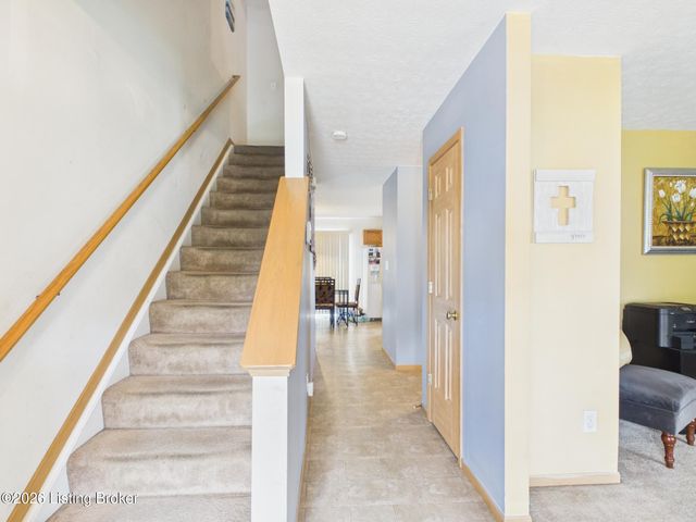 4520 Fallen Apple Ln, Louisville, KY 40218