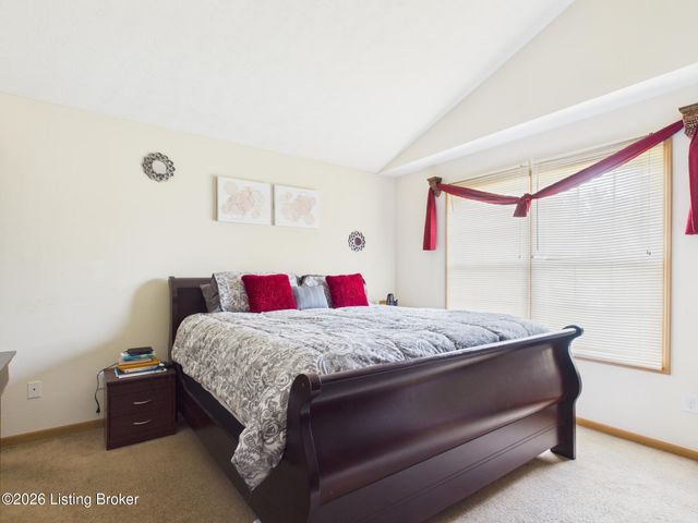 4520 Fallen Apple Ln, Louisville, KY 40218