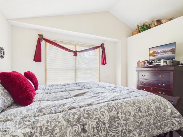 4520 Fallen Apple Ln, Louisville, KY 40218
