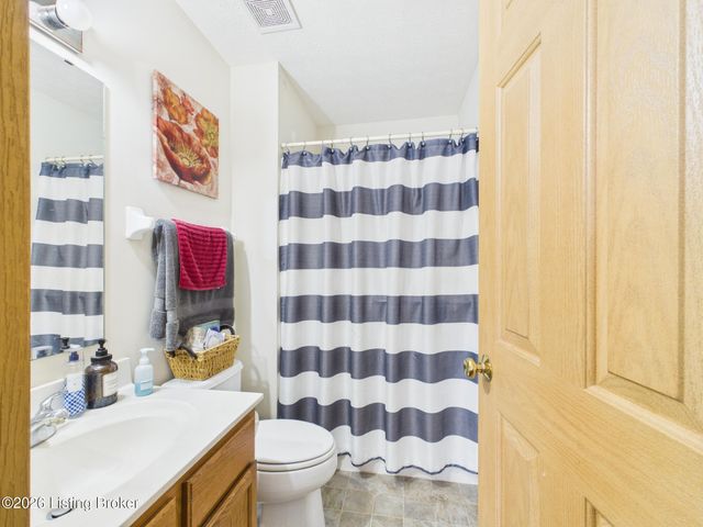 4520 Fallen Apple Ln, Louisville, KY 40218