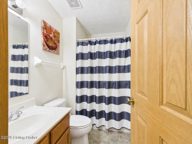 4520 Fallen Apple Ln, Louisville, KY 40218