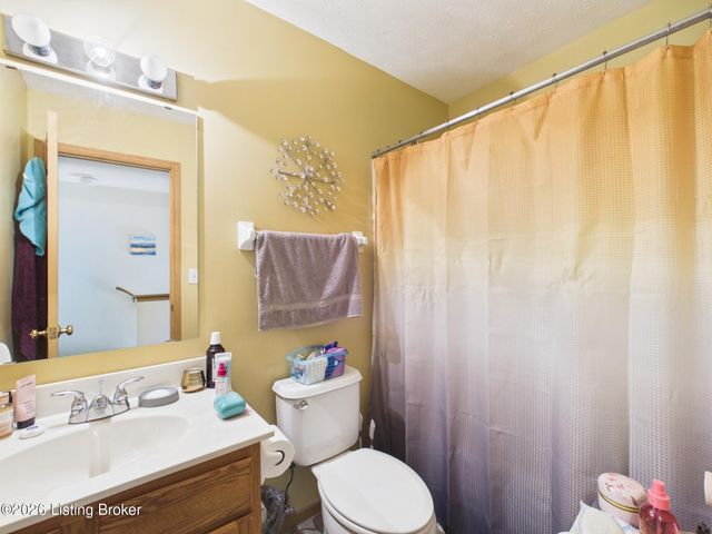 4520 Fallen Apple Ln, Louisville, KY 40218