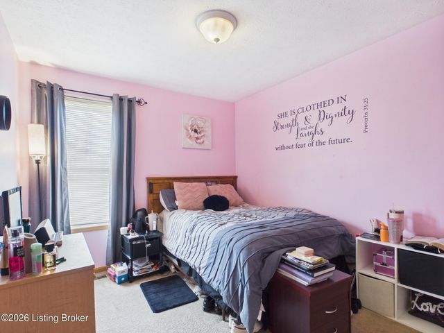 4520 Fallen Apple Ln, Louisville, KY 40218