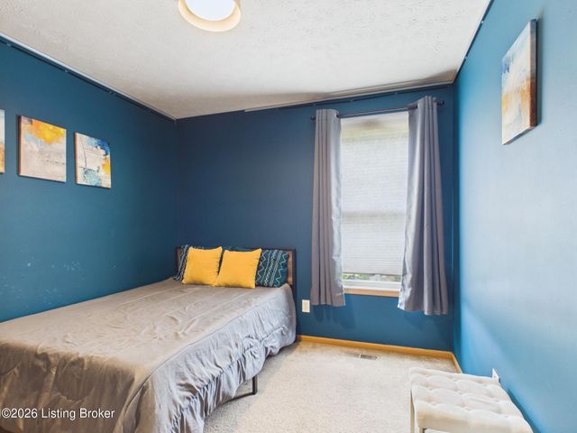 4520 Fallen Apple Ln, Louisville, KY 40218