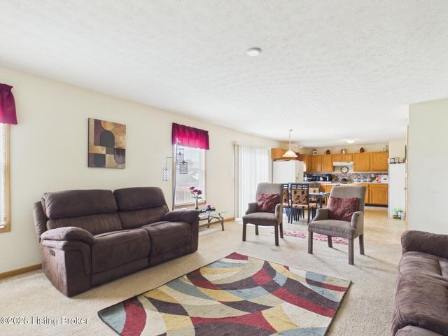 4520 Fallen Apple Ln, Louisville, KY 40218