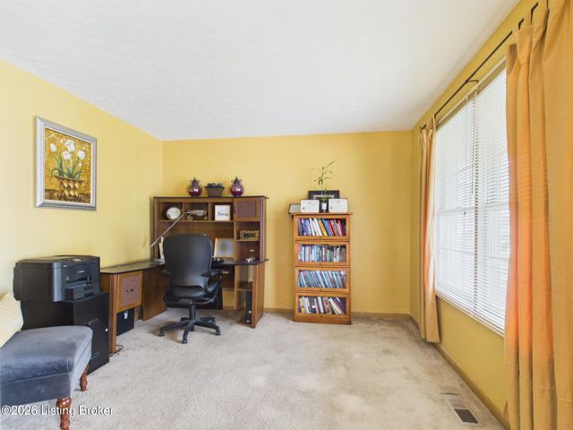 4520 Fallen Apple Ln, Louisville, KY 40218