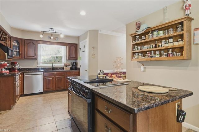 1 N Point DR, Portsmouth, VA 23703