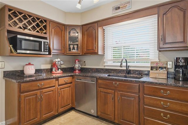 1 N Point DR, Portsmouth, VA 23703