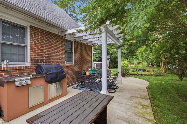 1 N Point DR, Portsmouth, VA 23703