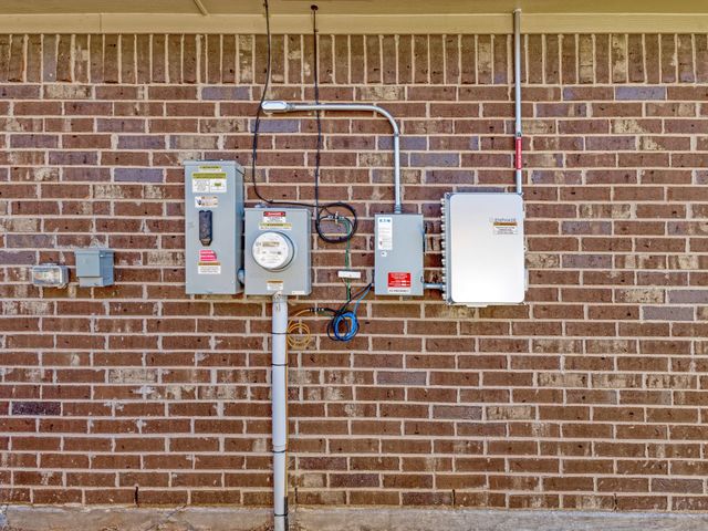 220 Abingdon Street, Azle, TX 76020