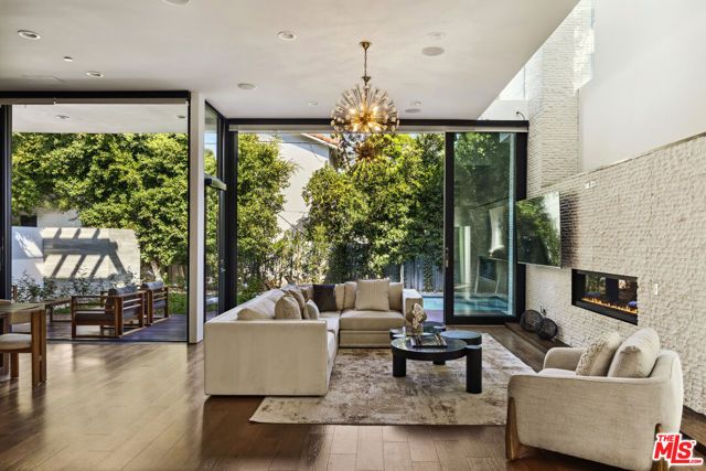 932 N Crescent Heights Boulevard, Los Angeles, CA 90046
