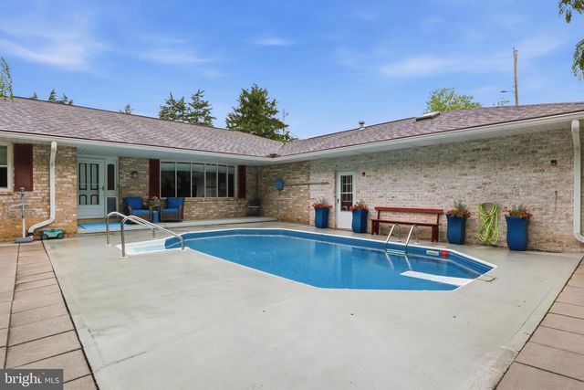 22 BURNSIDE DR, East Berlin, PA 17316