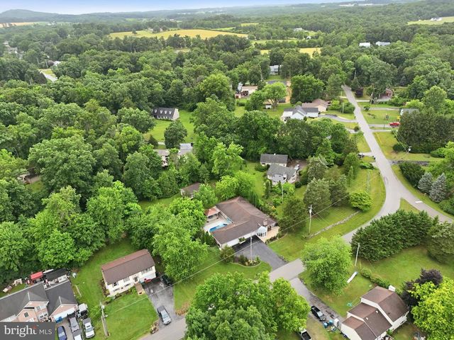 22 BURNSIDE DR, East Berlin, PA 17316