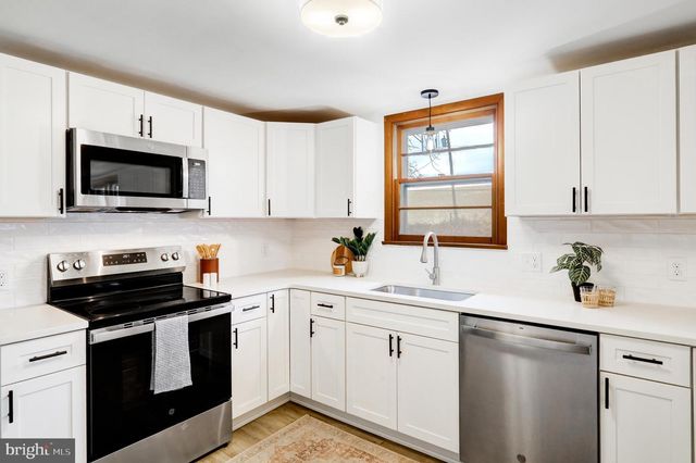 6428 YORK RD, Spring Grove, PA 17362
