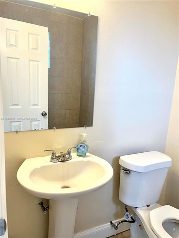 645 NW 1st St, Florida City, FL 33034