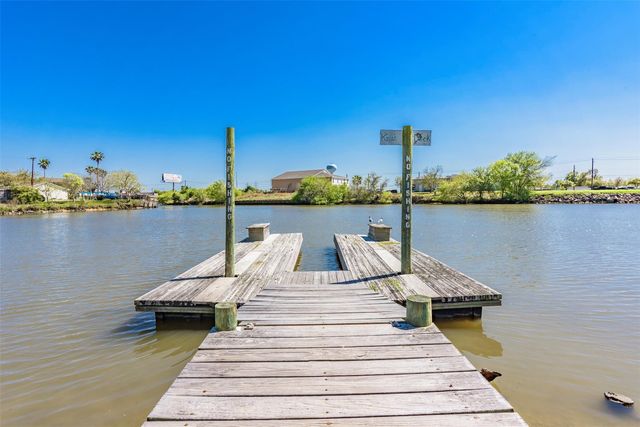 822 Cedar Road, Clear Lake Shores, TX 77565