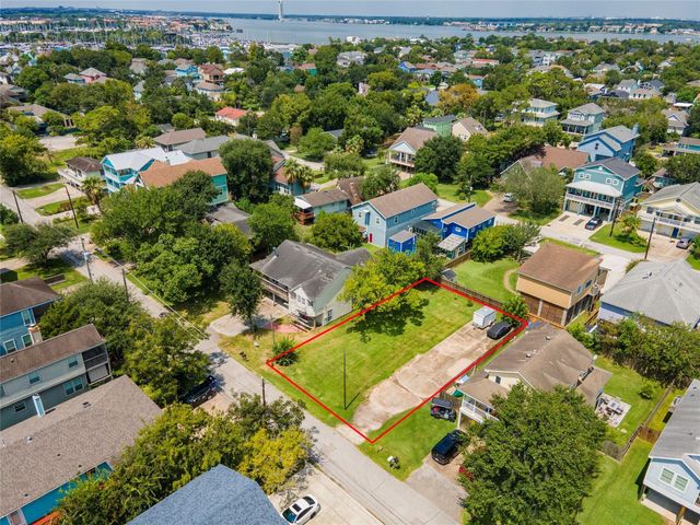 822 Cedar Road, Clear Lake Shores, TX 77565