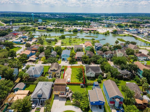 822 Cedar Road, Clear Lake Shores, TX 77565
