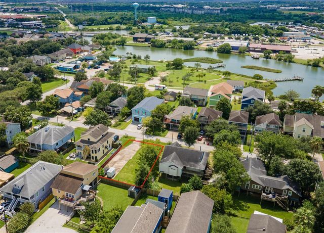 822 Cedar Road, Clear Lake Shores, TX 77565