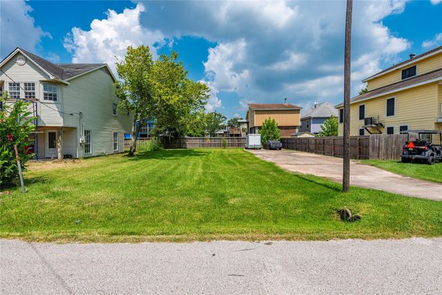822 Cedar Road, Clear Lake Shores, TX 77565