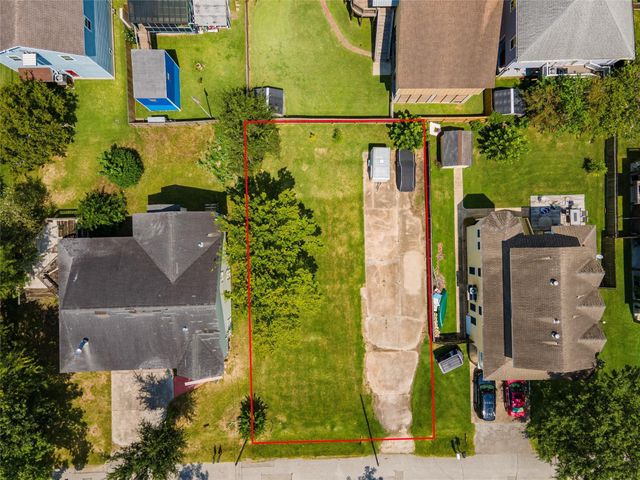 822 Cedar Road, Clear Lake Shores, TX 77565