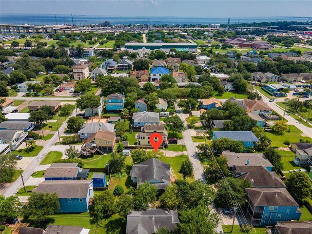 822 Cedar Road, Clear Lake Shores, TX 77565