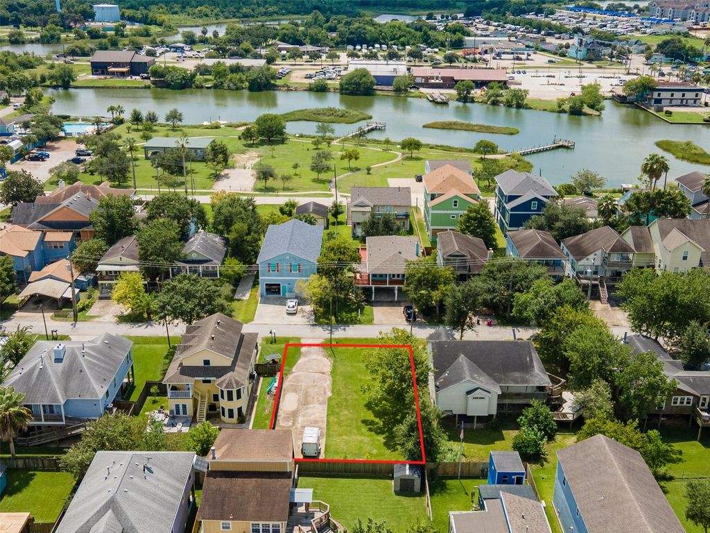 822 Cedar Road, Clear Lake Shores, TX 77565