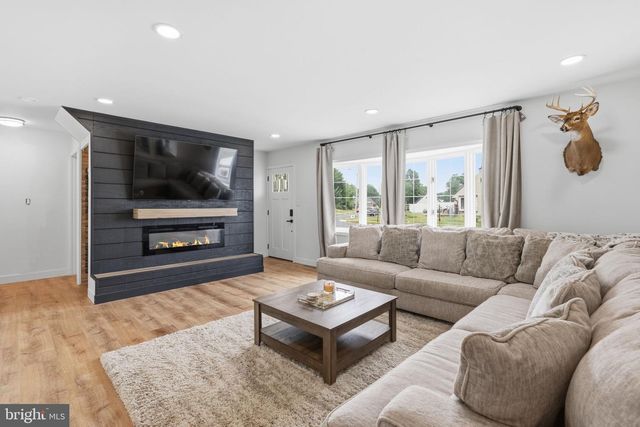 95 CARDINAL RD, Levittown, PA 19057