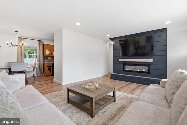 95 CARDINAL RD, Levittown, PA 19057