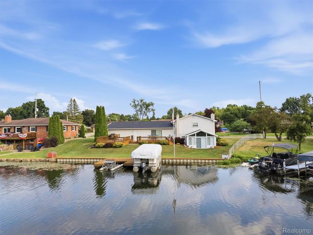 2504 Golden Shores Court, Fenton Charter Township, MI 48430