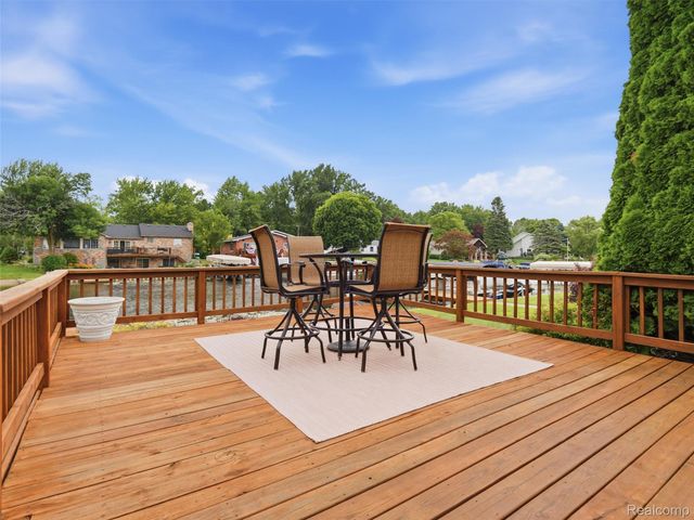 2504 Golden Shores Court, Fenton Charter Township, MI 48430