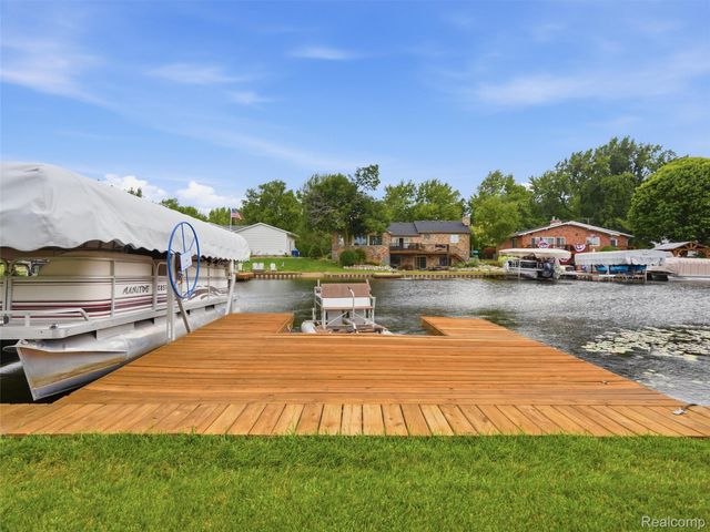 2504 Golden Shores Court, Fenton Charter Township, MI 48430