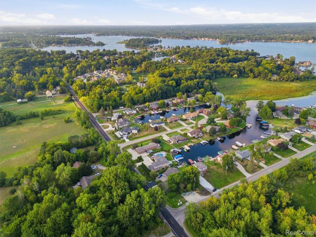 2504 Golden Shores Court, Fenton Charter Township, MI 48430