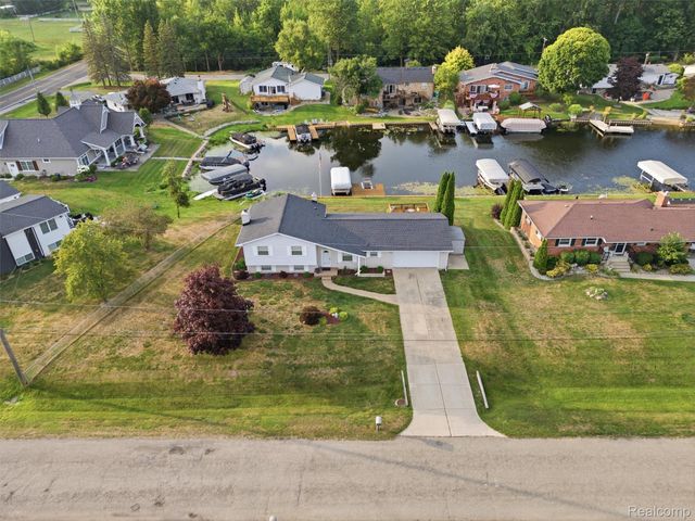 2504 Golden Shores Court, Fenton Charter Township, MI 48430