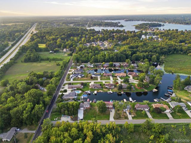 2504 Golden Shores Court, Fenton Charter Township, MI 48430