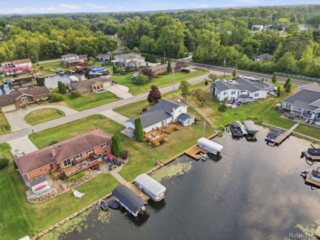2504 Golden Shores Court, Fenton Charter Township, MI 48430