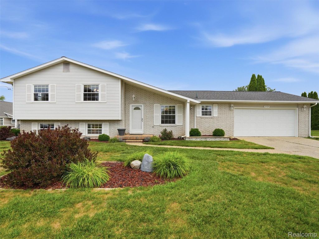 2504 Golden Shores Court, Fenton Charter Township, MI 48430