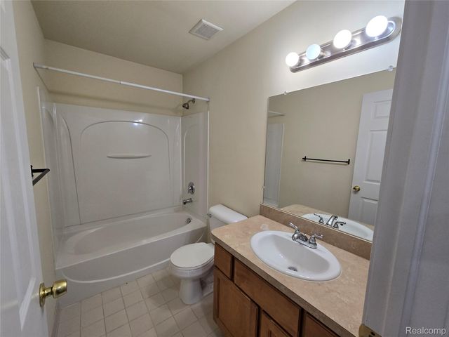 27635 Hidden Oaks Drive, Brownstown Charter Township, MI 48183