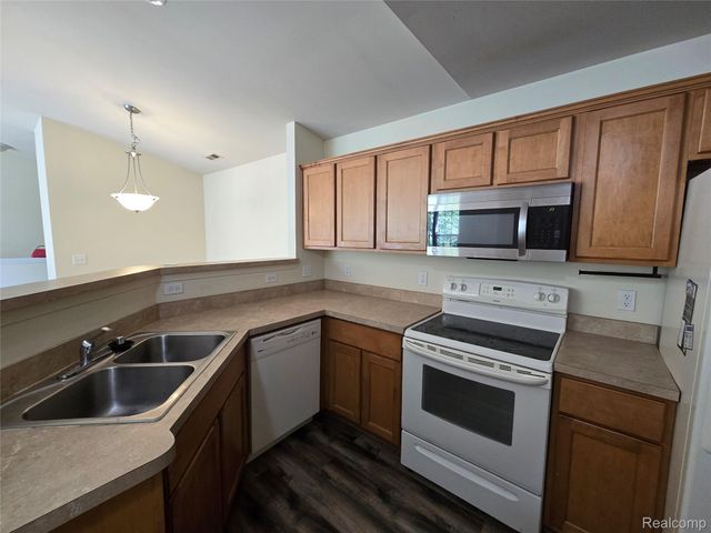 27635 Hidden Oaks Drive, Brownstown Charter Township, MI 48183