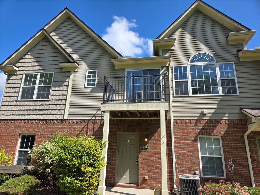 27635 Hidden Oaks Drive, Brownstown Charter Township, MI 48183