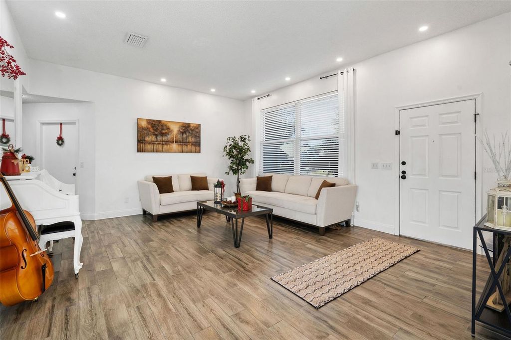 Image 4 of property listing at 15101 REDVALE DRIVE, Tampa, FL 33625