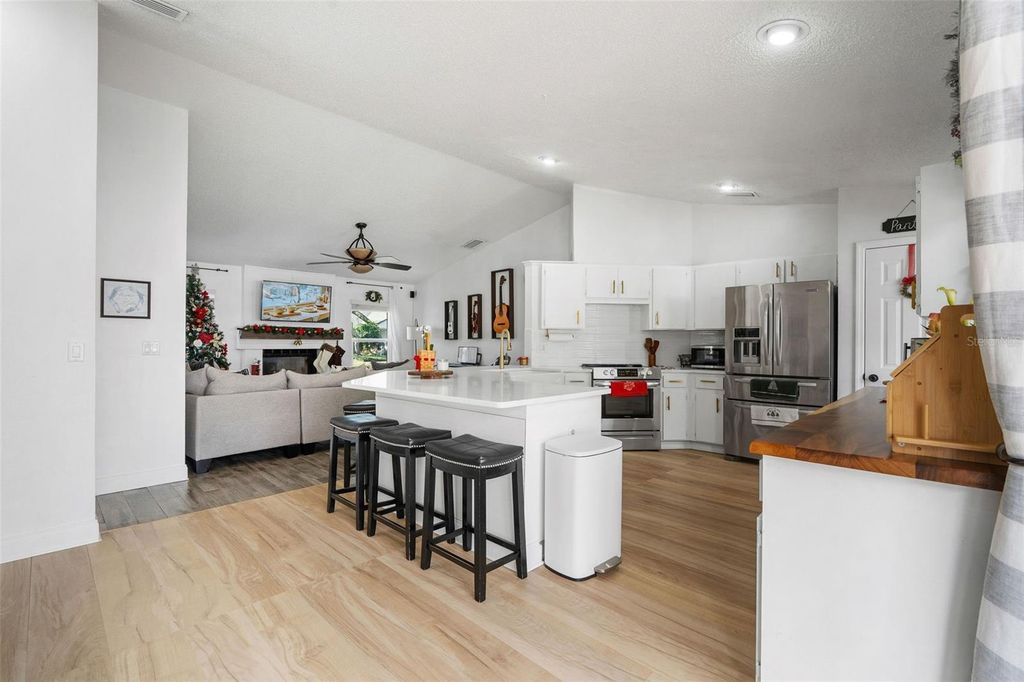 Image 9 of property listing at 15101 REDVALE DRIVE, Tampa, FL 33625