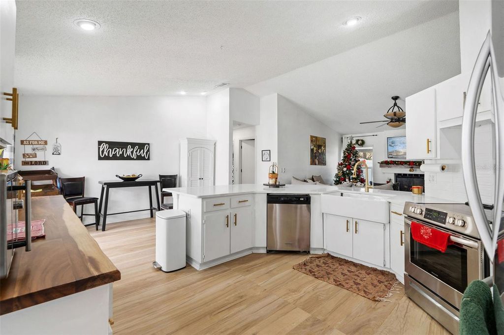 Image 10 of property listing at 15101 REDVALE DRIVE, Tampa, FL 33625