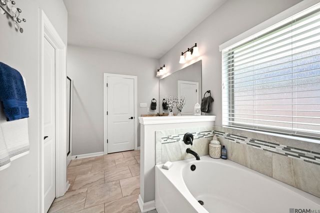 11376 Oak Run Dr, Geismar, LA 70734