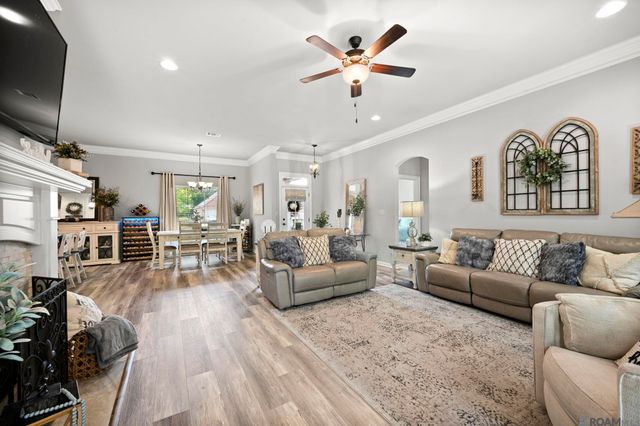 11376 Oak Run Dr, Geismar, LA 70734