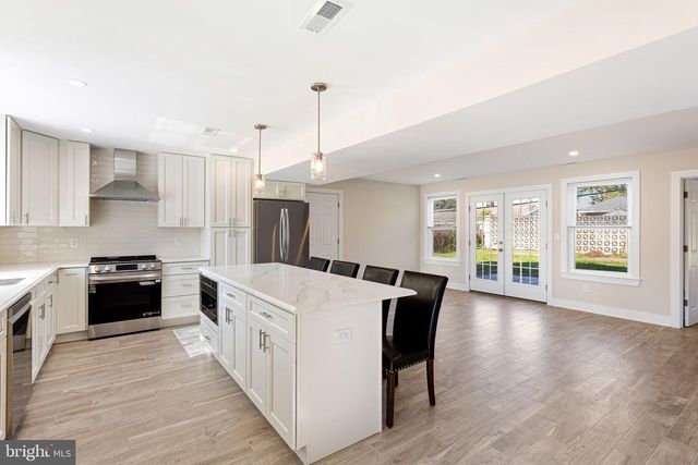 6 MEADOW LN, Levittown, PA 19054