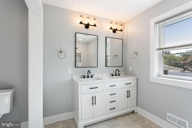 6 MEADOW LN, Levittown, PA 19054