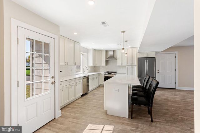 6 MEADOW LN, Levittown, PA 19054